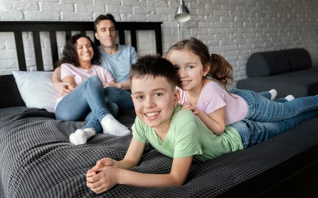 Famiglia felice del colpo completo che posa insieme