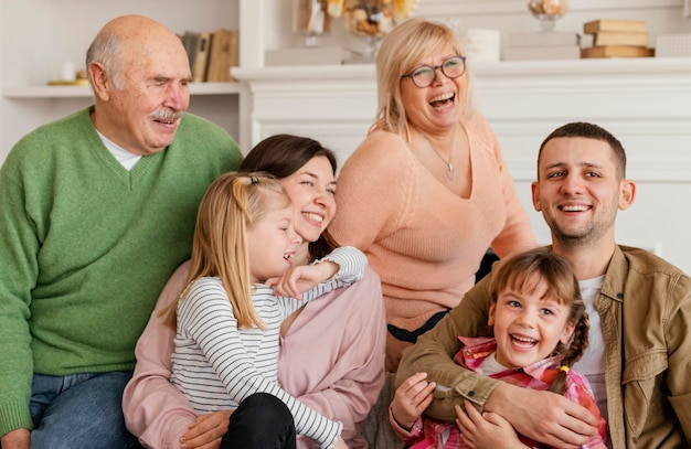 Famiglia felice del colpo medio al chiuso