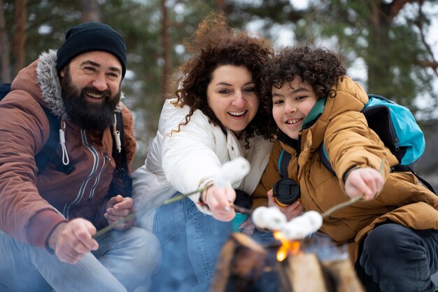 Famiglia felice del colpo medio con marshmallow