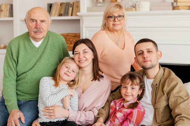 Famiglia felice del colpo medio in posa