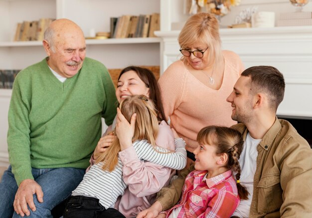 Famiglia felice del colpo medio sul divano