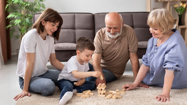 Famiglia felice del colpo pieno che gioca gioco