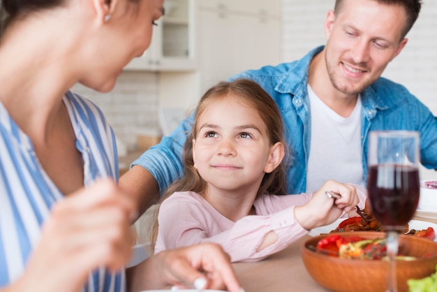 Famiglia felice del primo piano a casa