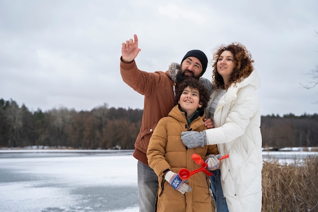 Famiglia felice del tiro medio all'esterno