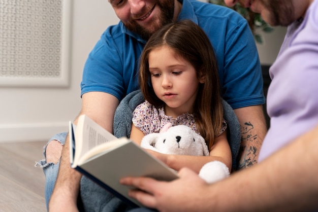 Famiglia felice di due papà e un bambino