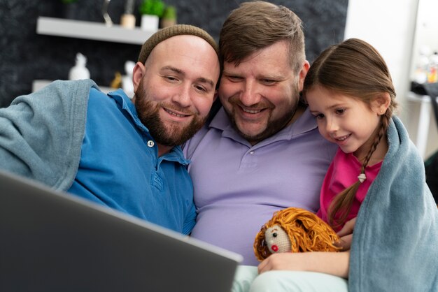 Famiglia felice di due papà e un bambino