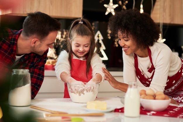 Famiglia felice di fare dei biscotti