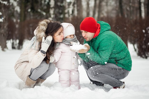 Famiglia felice divertente passeggiata natura