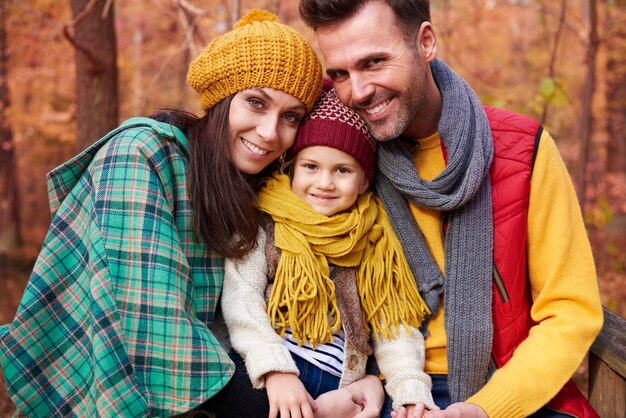 Famiglia felice e piena di amore nella stagione autunnale