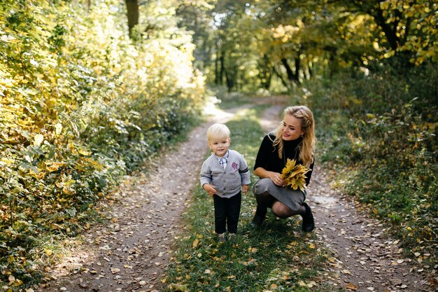 famiglia felice giocando e ridendo nel parco in autunno