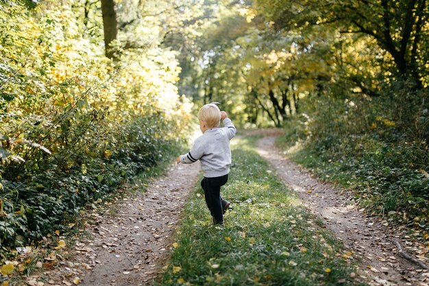 famiglia felice giocando e ridendo nel parco in autunno