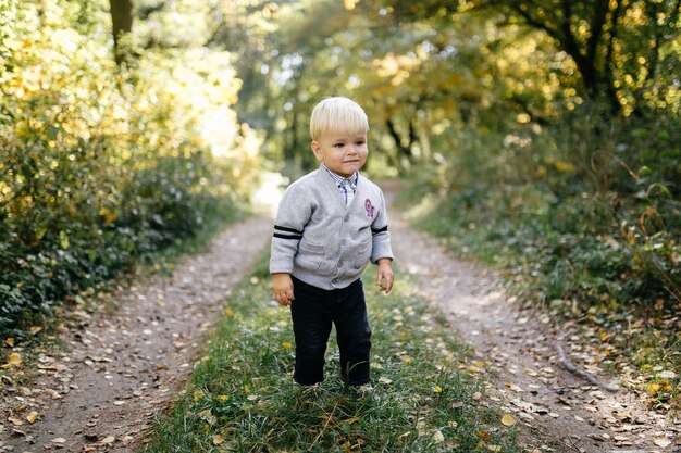 famiglia felice giocando e ridendo nel parco in autunno