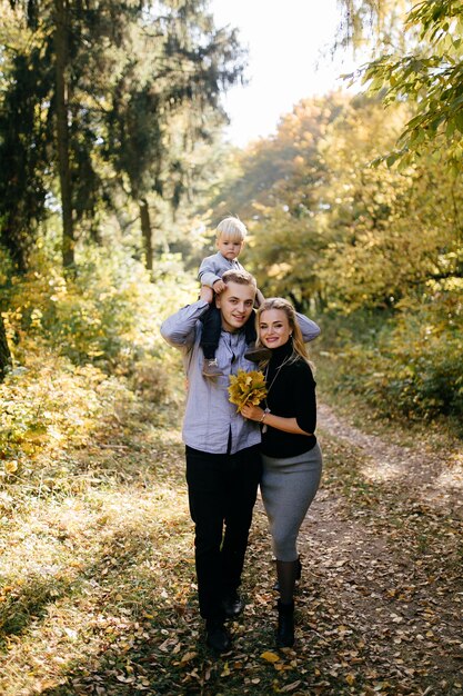 famiglia felice giocando e ridendo nel parco in autunno