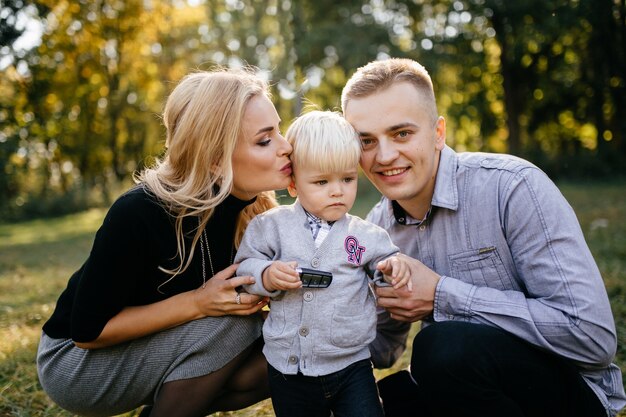 famiglia felice giocando e ridendo nel parco in autunno