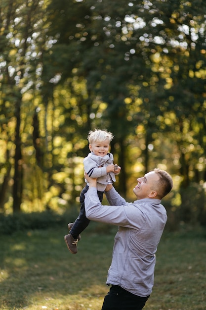 famiglia felice giocando e ridendo nel parco in autunno