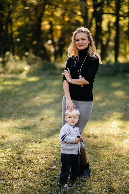 famiglia felice giocando e ridendo nel parco in autunno