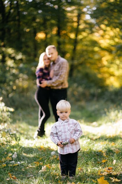 famiglia felice giocando e ridendo nel parco in autunno