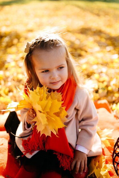 Famiglia felice in autunno a piedi