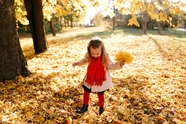 Famiglia felice in autunno a piedi