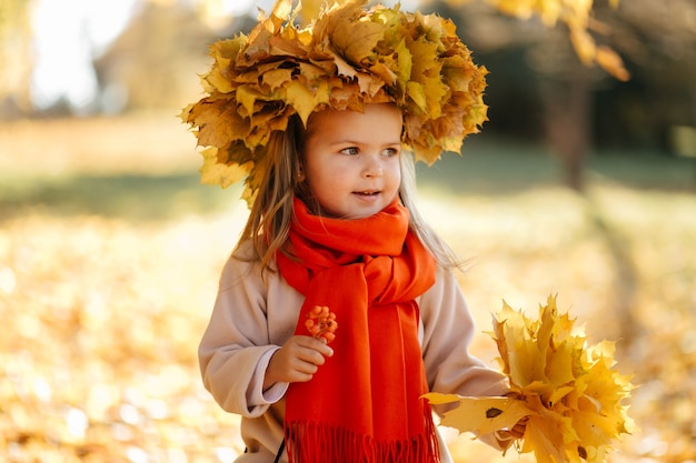 Famiglia felice in autunno a piedi