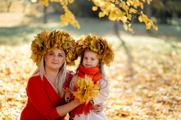 Famiglia felice in autunno a piedi