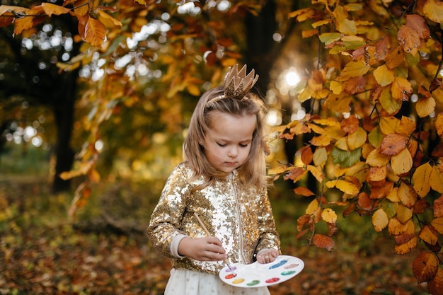 Famiglia felice in autunno a piedi