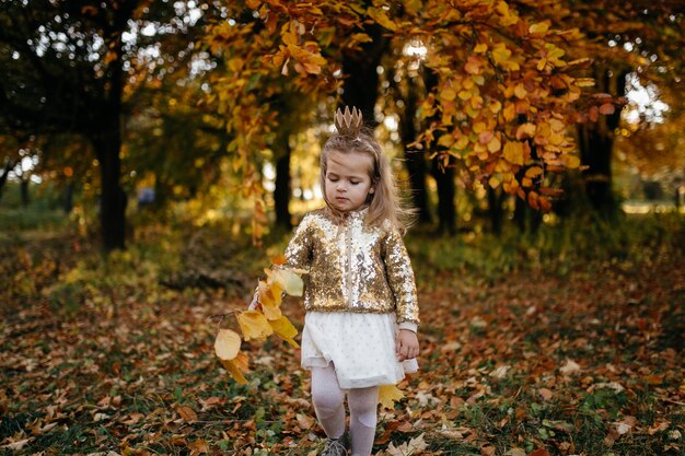 Famiglia felice in autunno a piedi