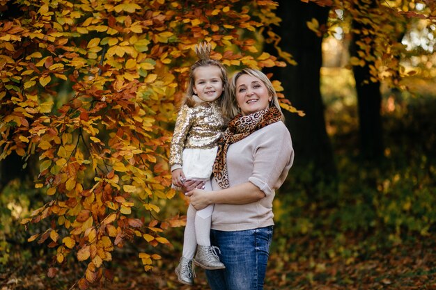 Famiglia felice in autunno a piedi