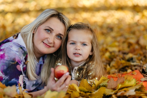 Famiglia felice in autunno a piedi