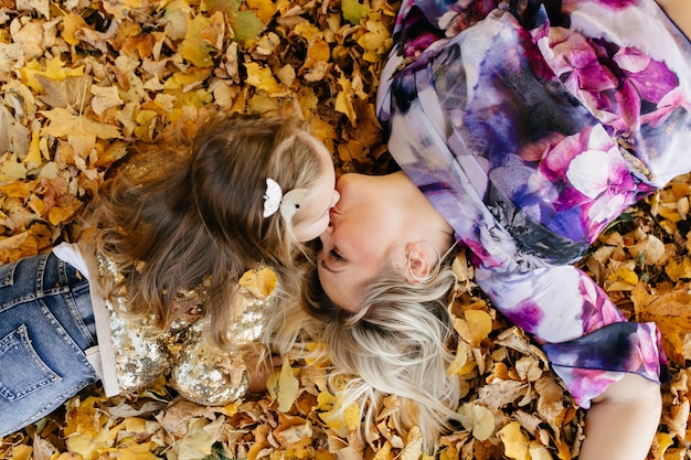 Famiglia felice in autunno a piedi