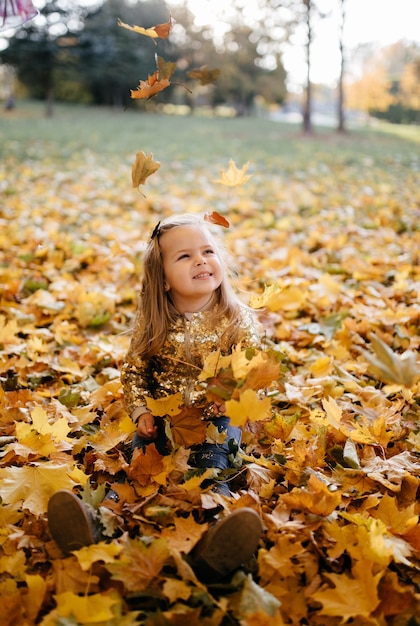 Famiglia felice in autunno a piedi