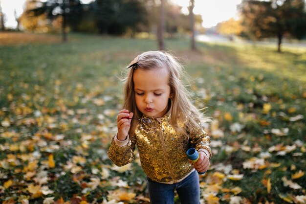 Famiglia felice in autunno a piedi