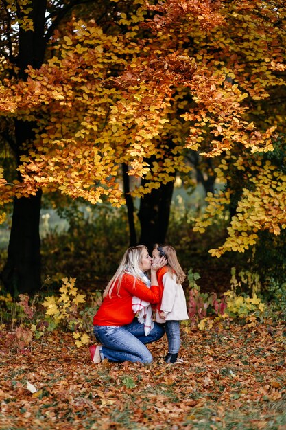 Famiglia felice in autunno a piedi