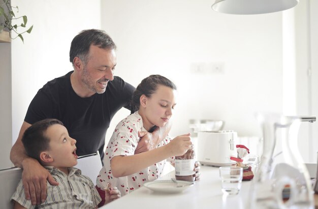 Famiglia felice in cucina a colazione