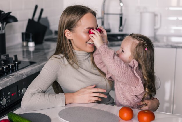 Famiglia felice in cucina