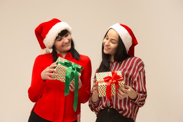 Famiglia felice in maglione di Natale in posa con i regali.