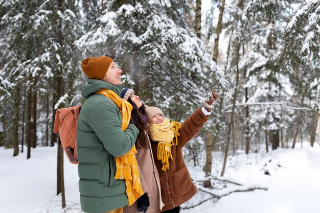 Famiglia felice in mezzo alla natura