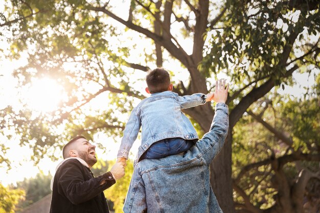 Famiglia felice in mezzo alla natura