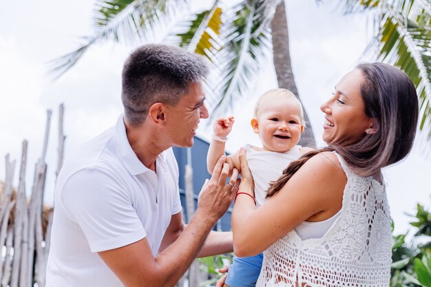 Famiglia felice in vacanza con il piccolo neonato