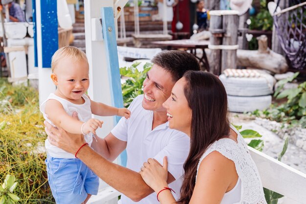 Famiglia felice in vacanza con il piccolo neonato