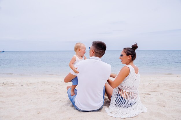 Famiglia felice in vacanza con il piccolo neonato