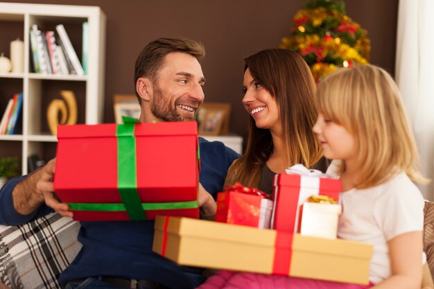 Famiglia felice nel periodo natalizio a casa