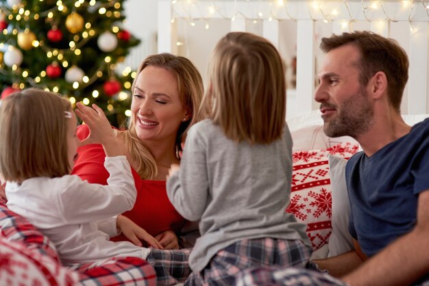 Famiglia felice nel periodo natalizio