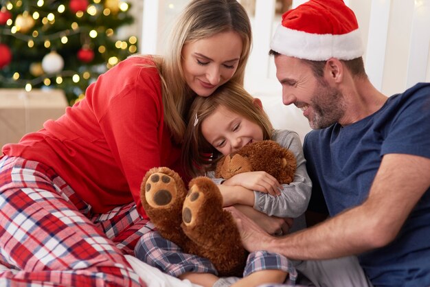 Famiglia felice nel periodo natalizio