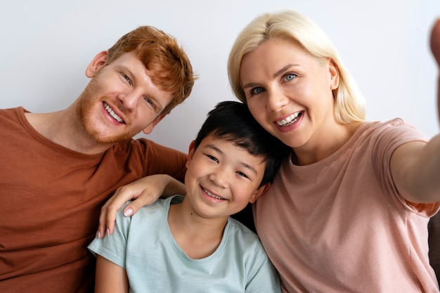 Famiglia felice prendendo selfie vista frontale