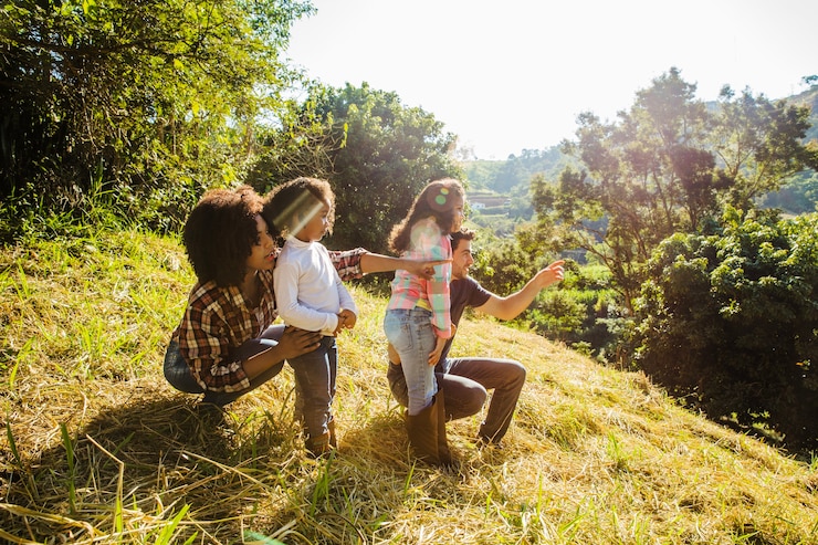 Foto gratuito famiglia felice sulla collina