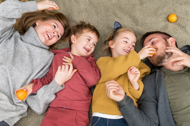 Famiglia felice vista dall'alto divertendosi