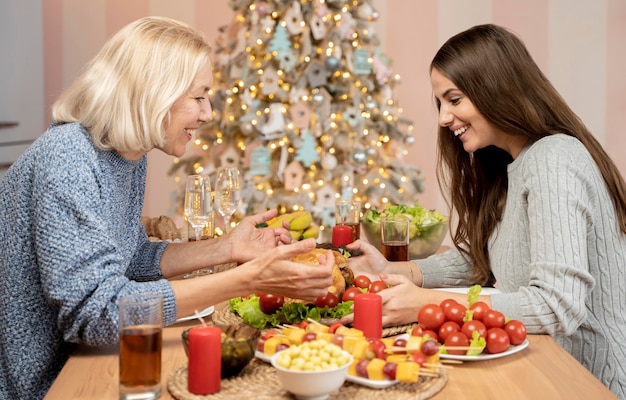 Famiglia festeggia il Natale a casa