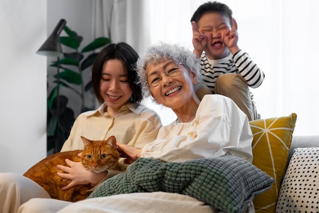 Famiglia giapponese felice di vista frontale con il gatto