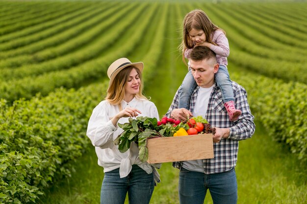 Famiglia godendo il tempo in fattoria